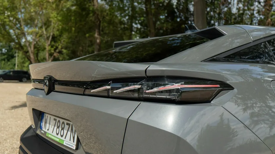 PEUGEOT 408 -