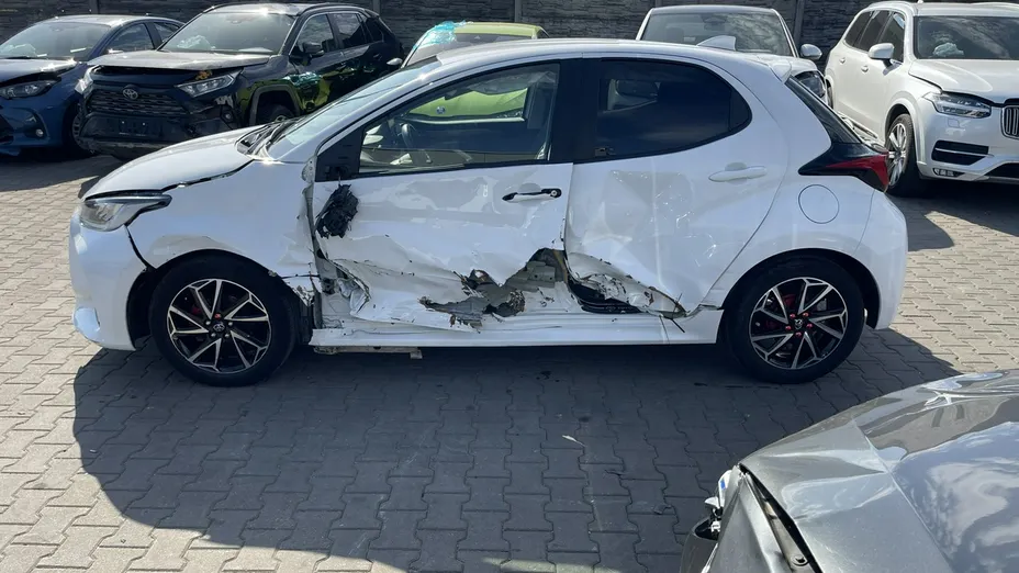 TOYOTA Yaris -
