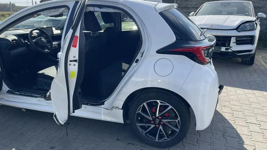 TOYOTA Yaris -