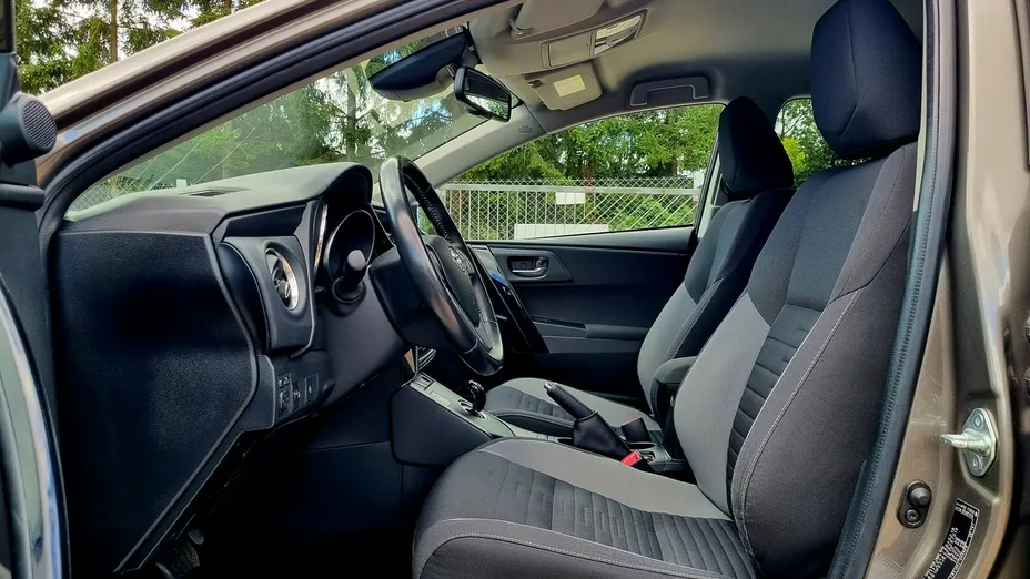 TOYOTA Auris -
