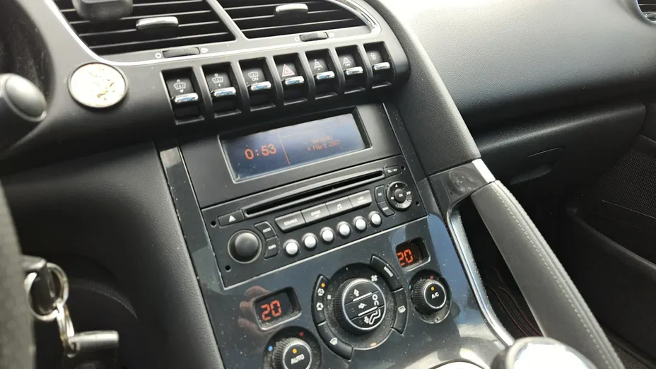 PEUGEOT 3008 -