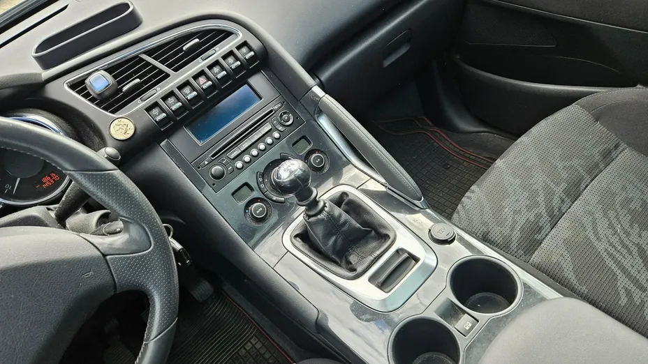 PEUGEOT 3008 -