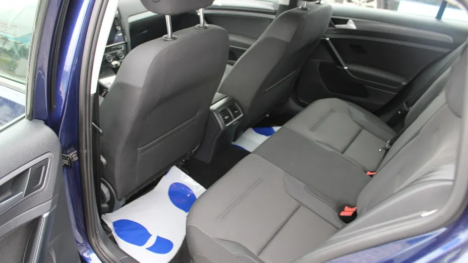 VOLKSWAGEN Golf -
