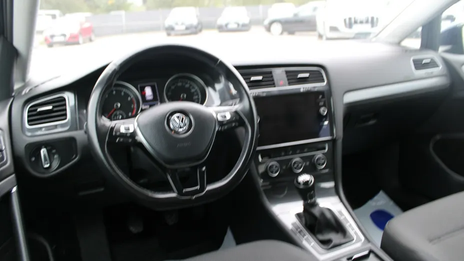VOLKSWAGEN Golf -