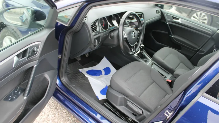 VOLKSWAGEN Golf -