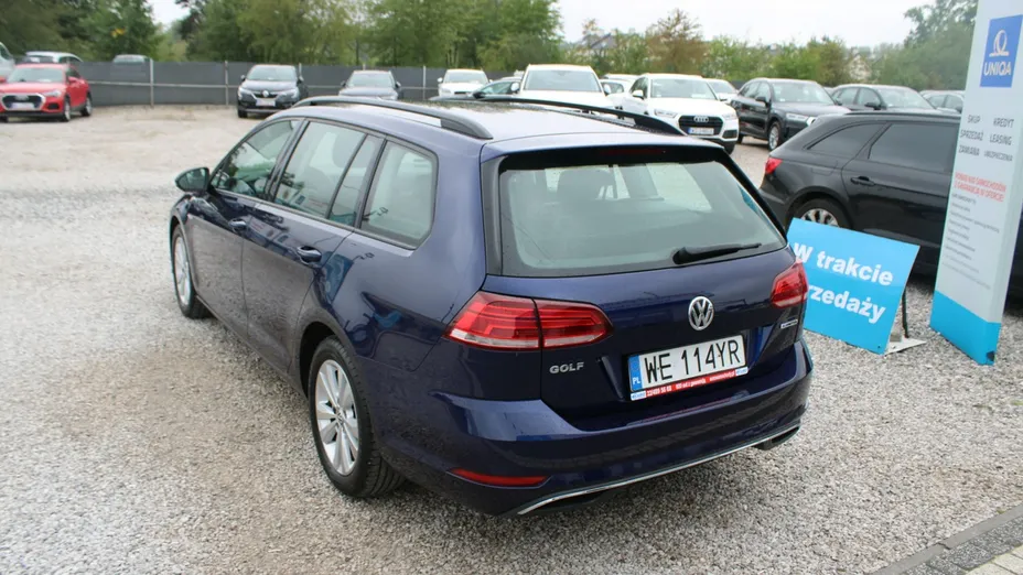 VOLKSWAGEN Golf -