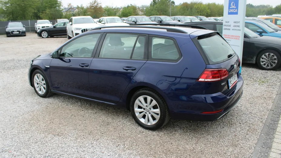 VOLKSWAGEN Golf -