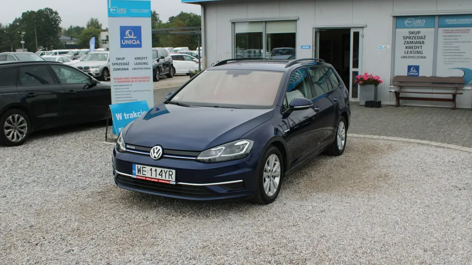 VOLKSWAGEN Golf -