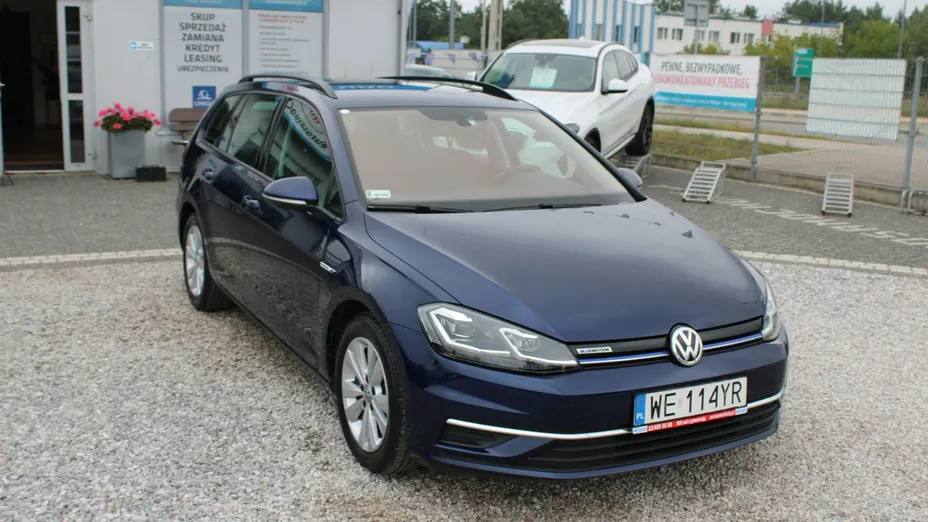 VOLKSWAGEN Golf -