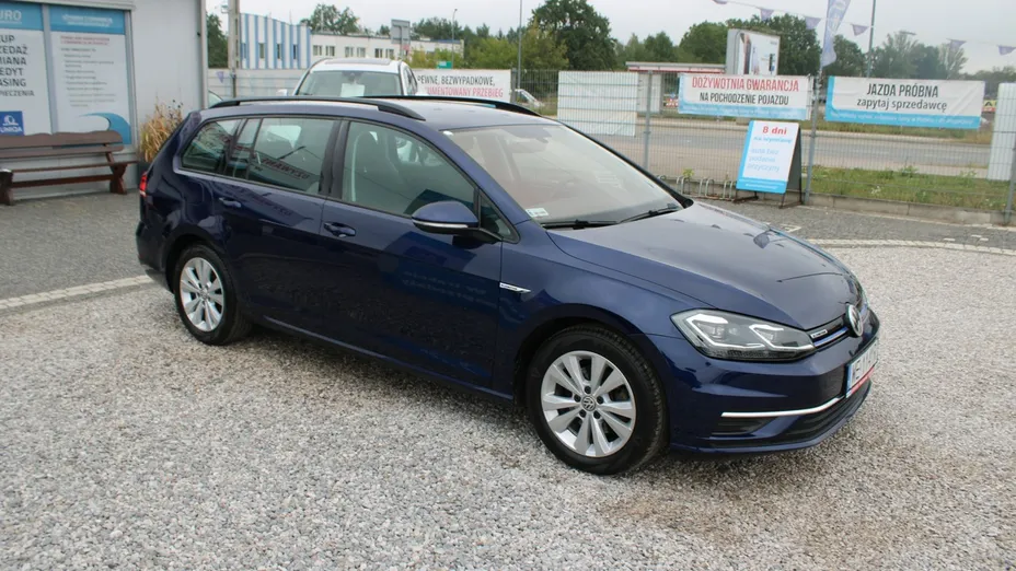 VOLKSWAGEN Golf -