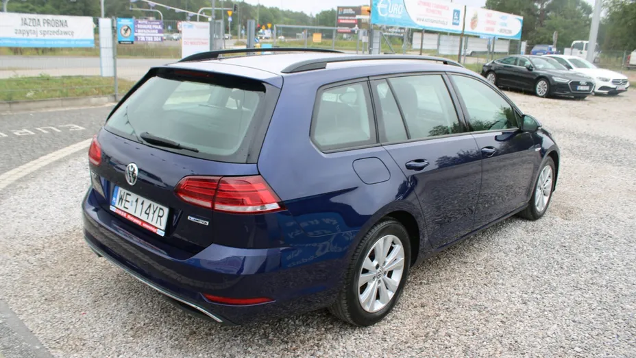 VOLKSWAGEN Golf -