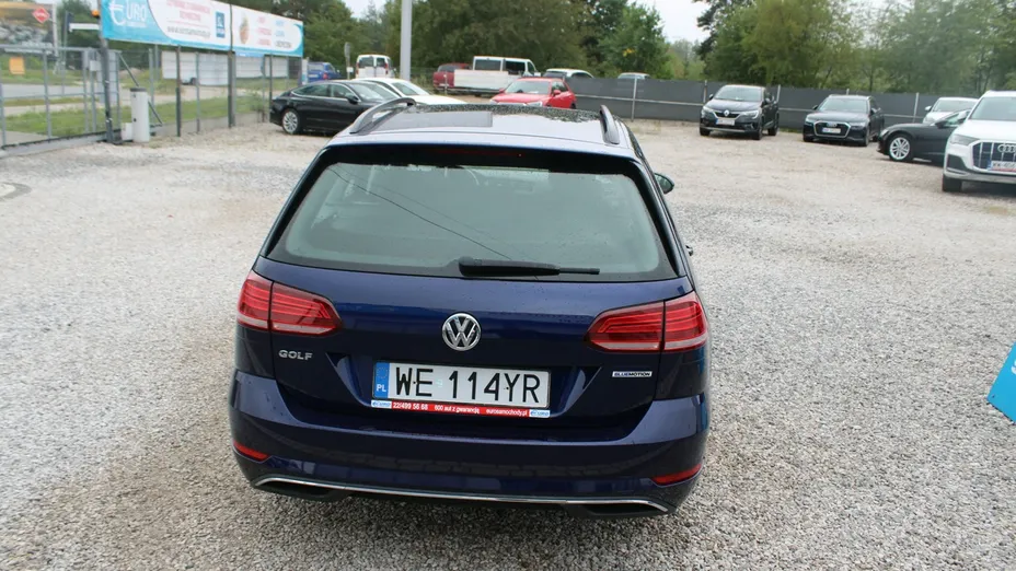 VOLKSWAGEN Golf -