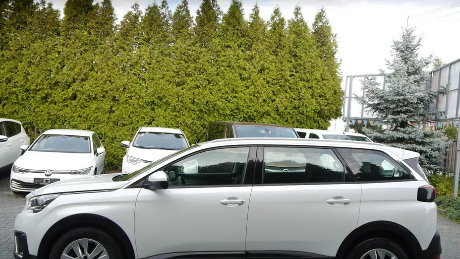 PEUGEOT 5008 -