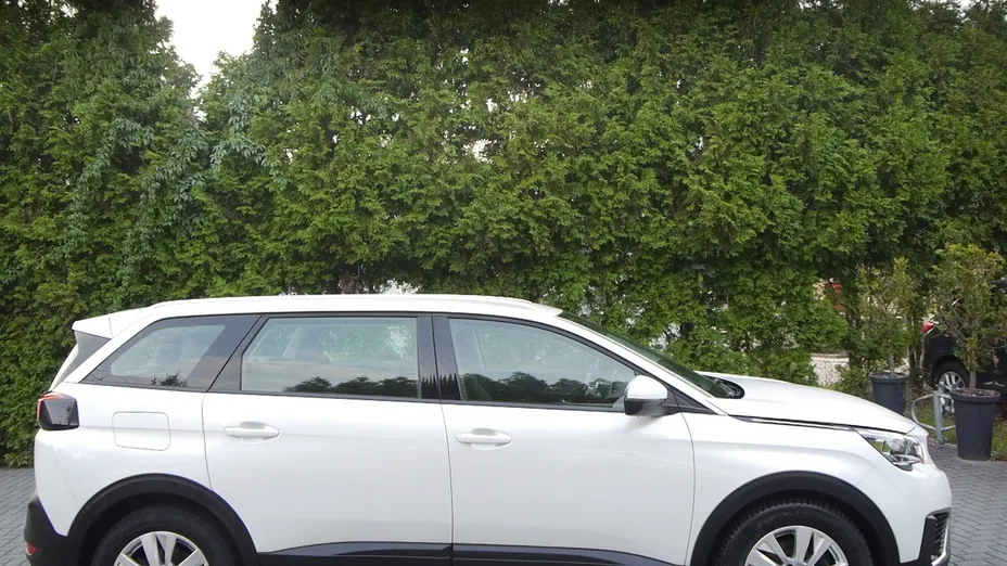 PEUGEOT 5008 -