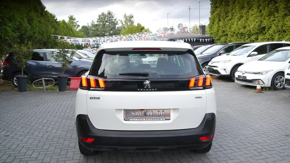 PEUGEOT 5008 -