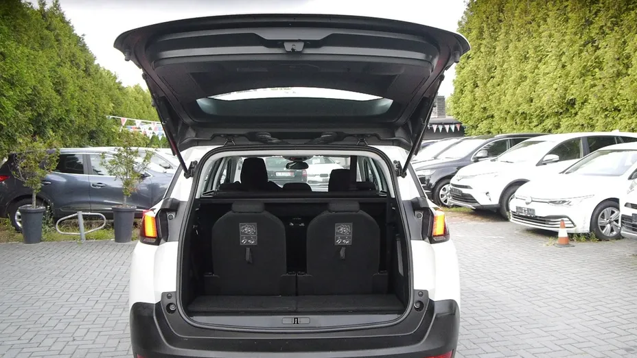 PEUGEOT 5008 -