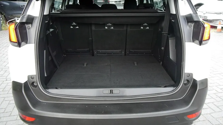 PEUGEOT 5008 -