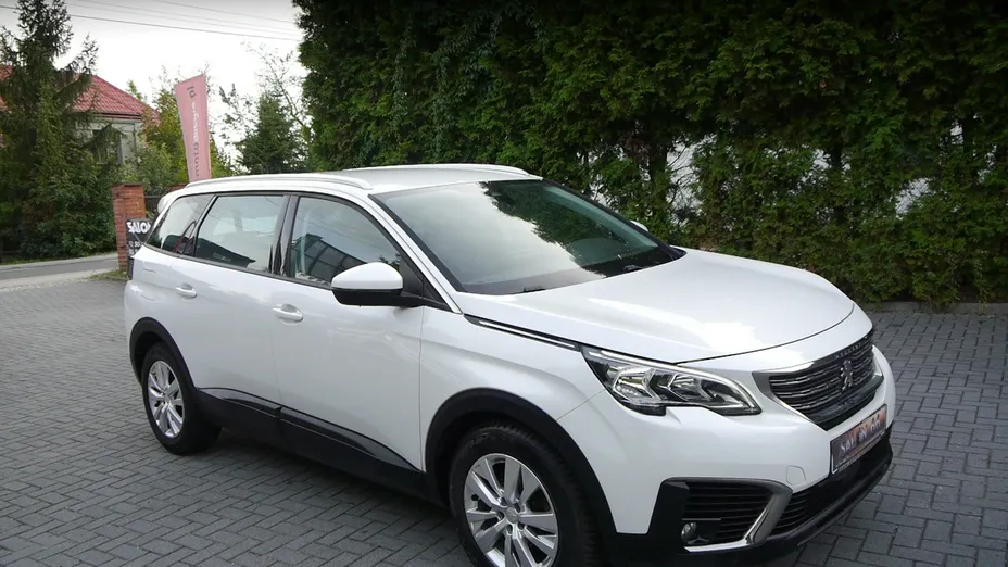 PEUGEOT 5008 -