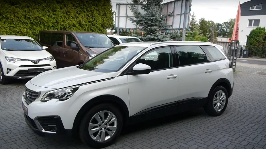 PEUGEOT 5008 -
