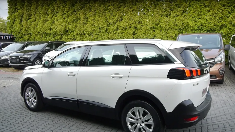 PEUGEOT 5008 -