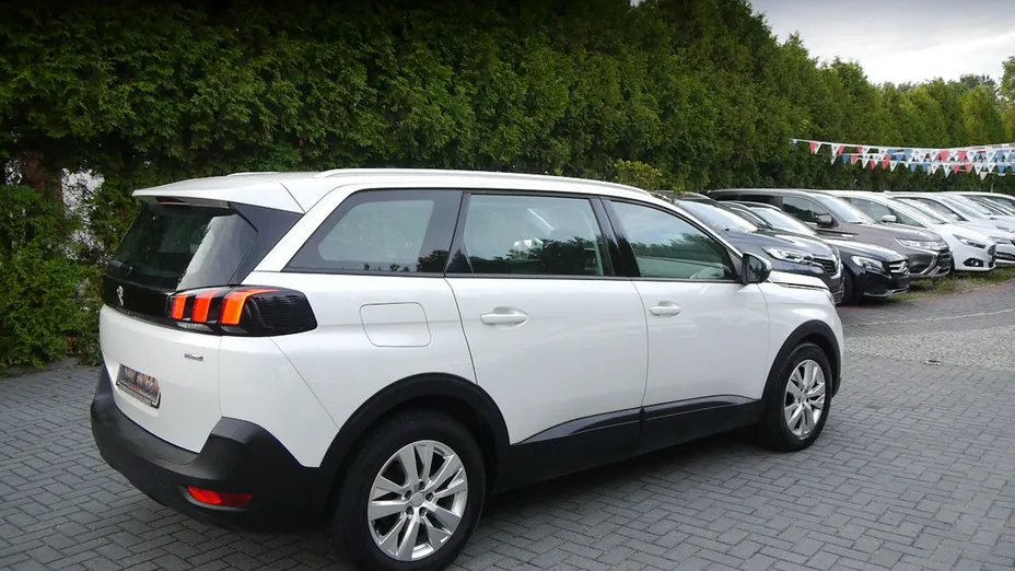 PEUGEOT 5008 -