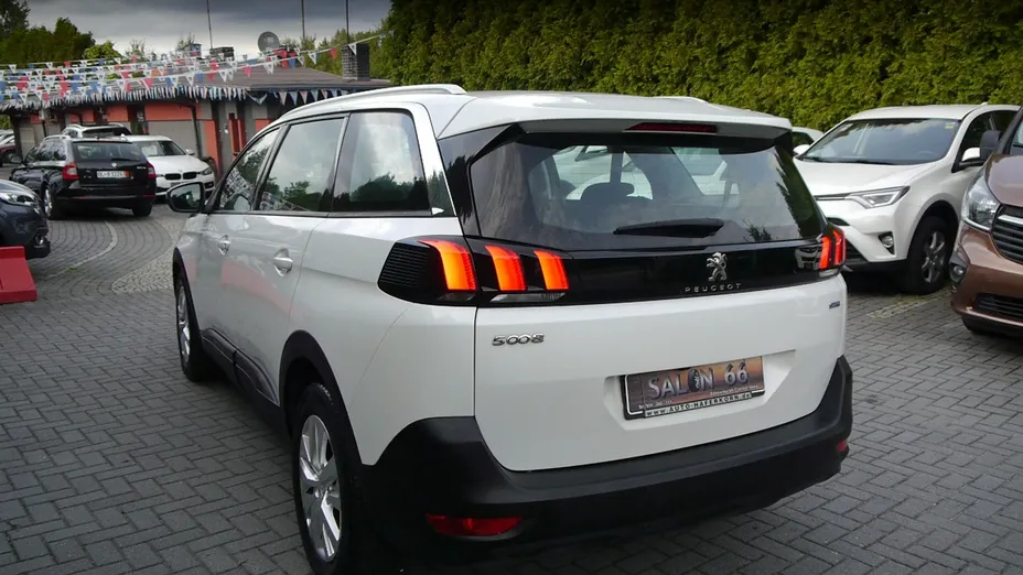 PEUGEOT 5008 -
