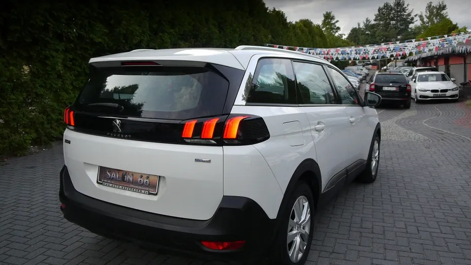 PEUGEOT 5008 -