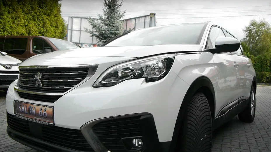 PEUGEOT 5008 -