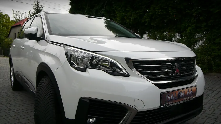 PEUGEOT 5008 -