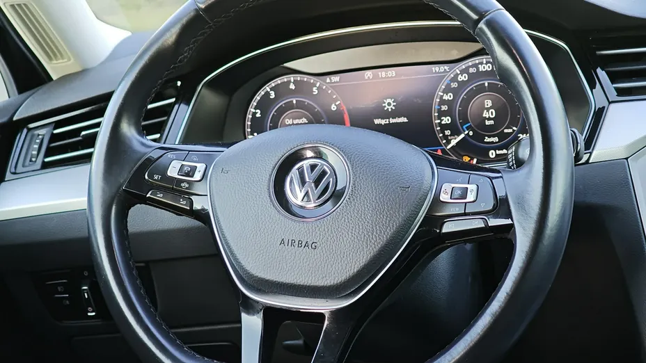 VOLKSWAGEN Passat -