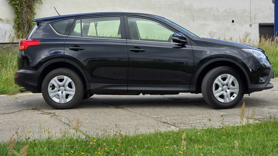 TOYOTA RAV4 -