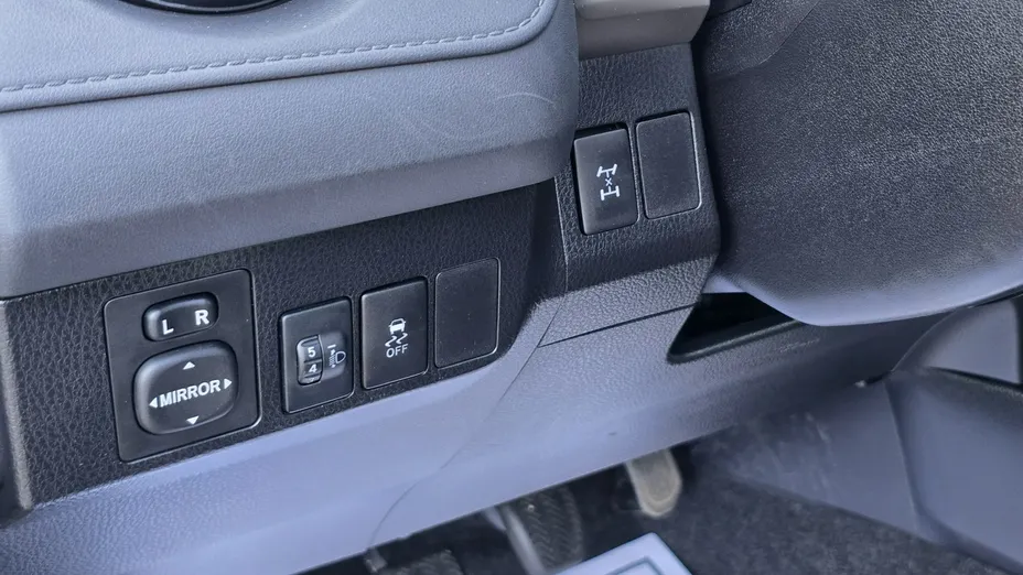 TOYOTA RAV4 -