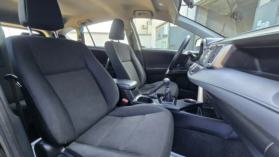 TOYOTA RAV4 -