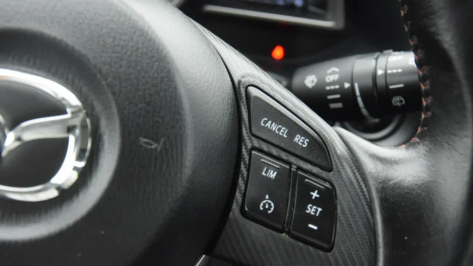 MAZDA 3 -
