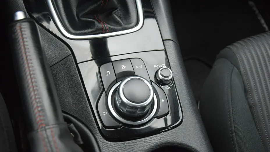 MAZDA 3 -