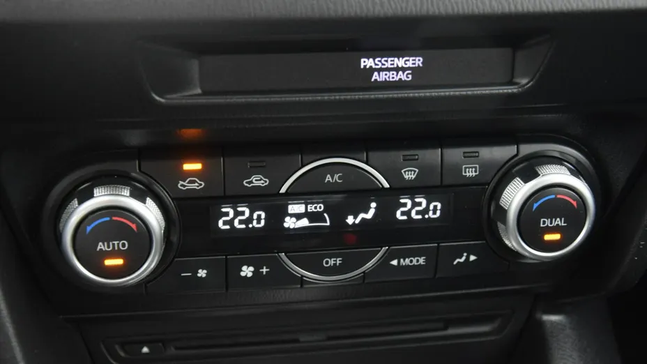 MAZDA 3 -
