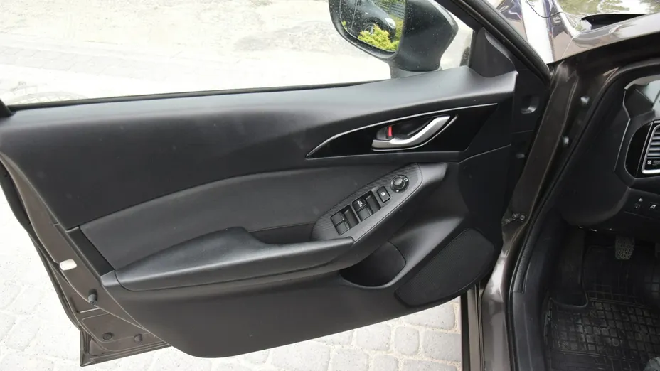 MAZDA 3 -
