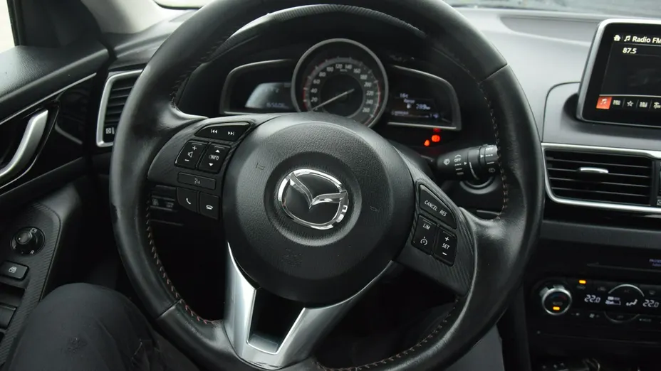 MAZDA 3 -