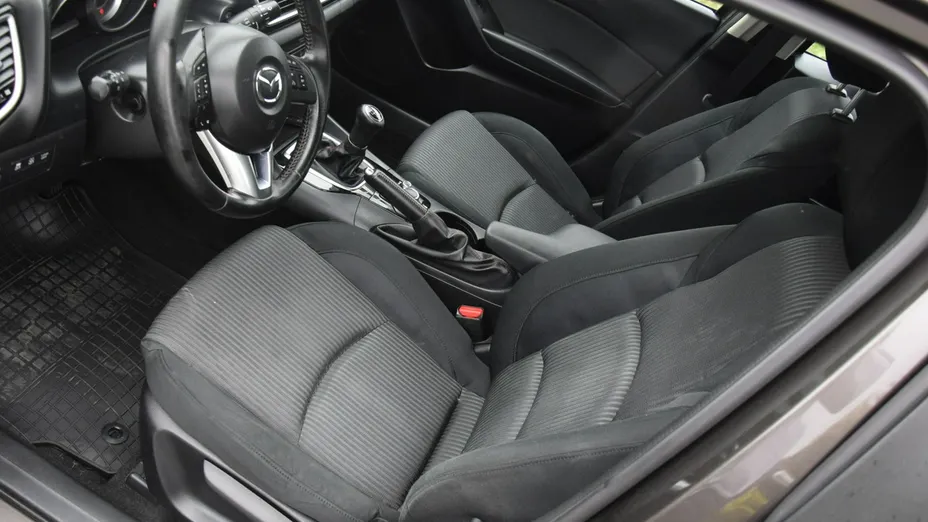 MAZDA 3 -
