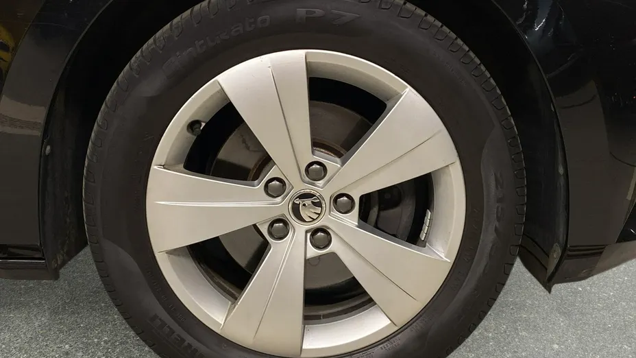 SKODA Superb -