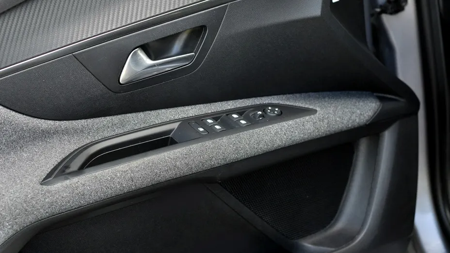 PEUGEOT 3008 -