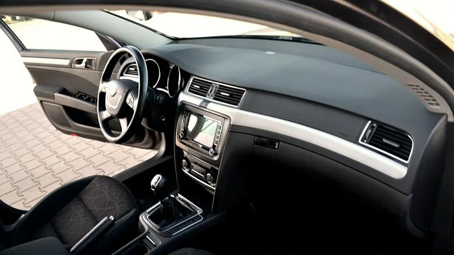 SKODA Superb -