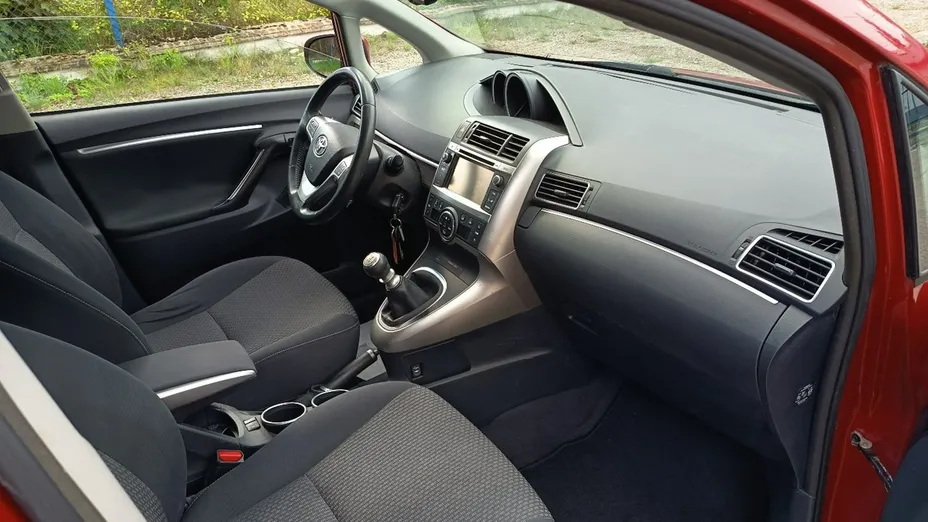 TOYOTA Verso -