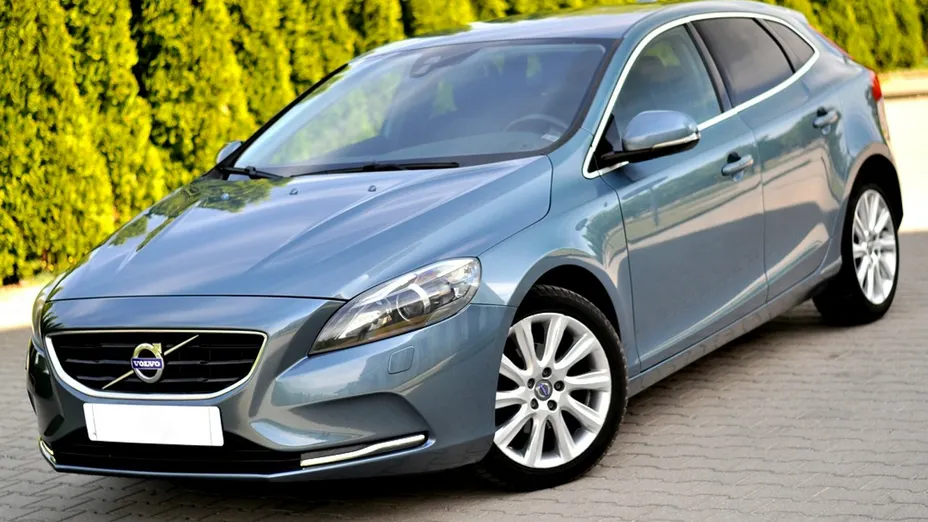 VOLVO V40 -