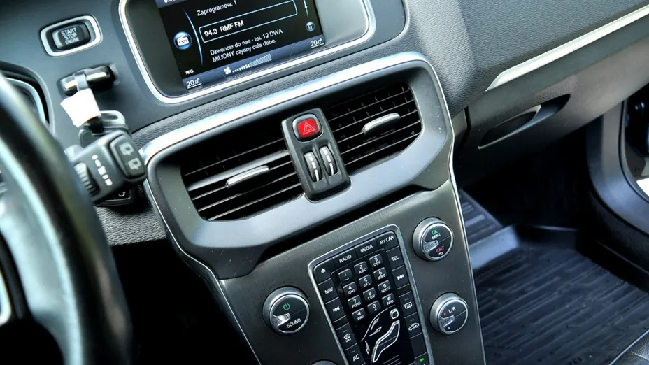 VOLVO V40 -
