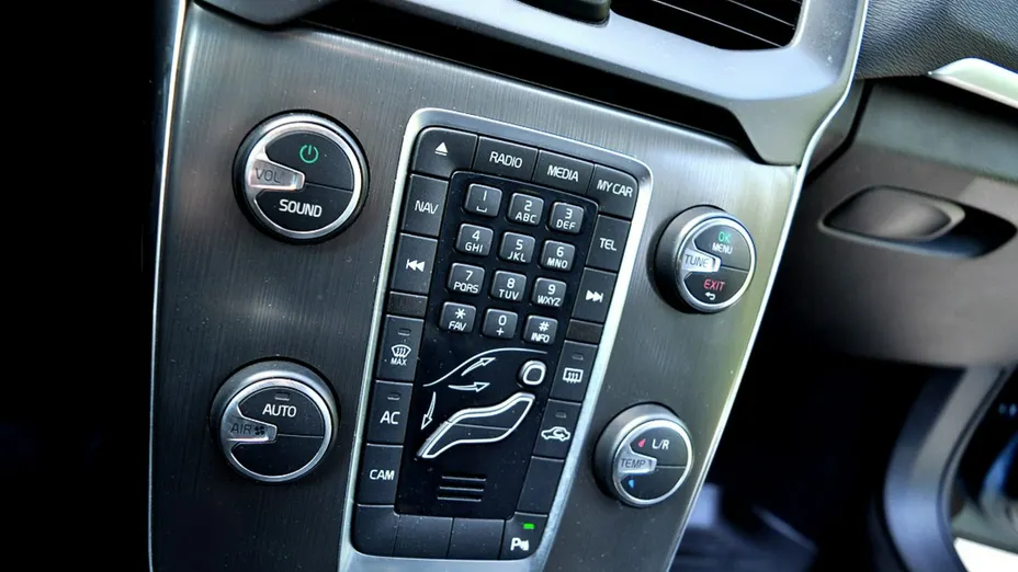VOLVO V40 -