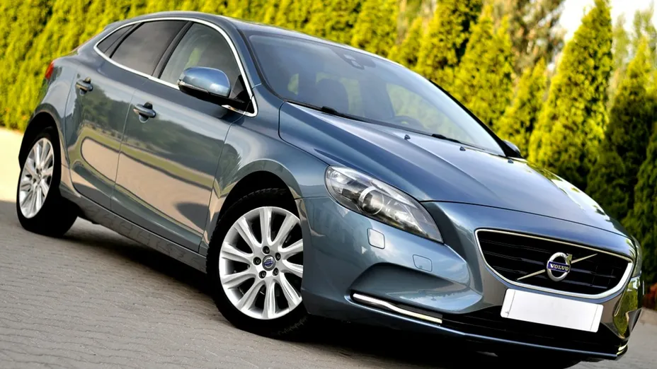 VOLVO V40 -