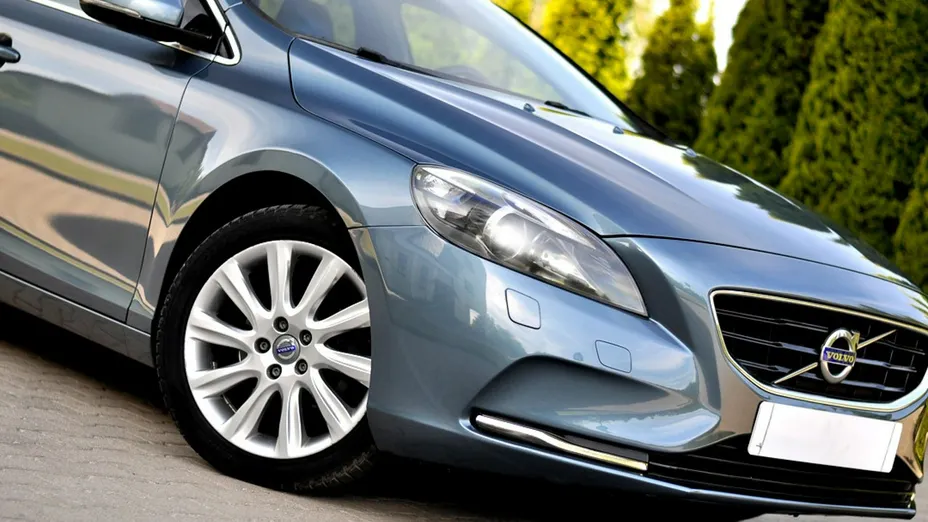 VOLVO V40 -