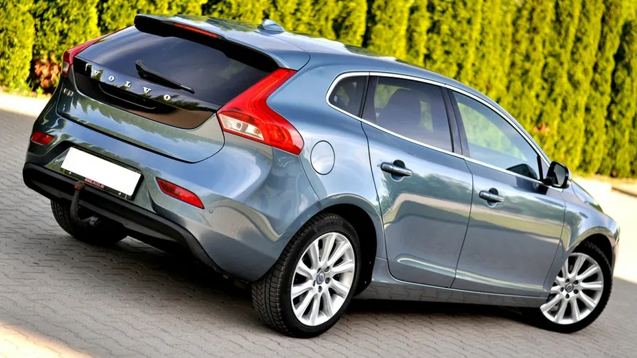 VOLVO V40 -