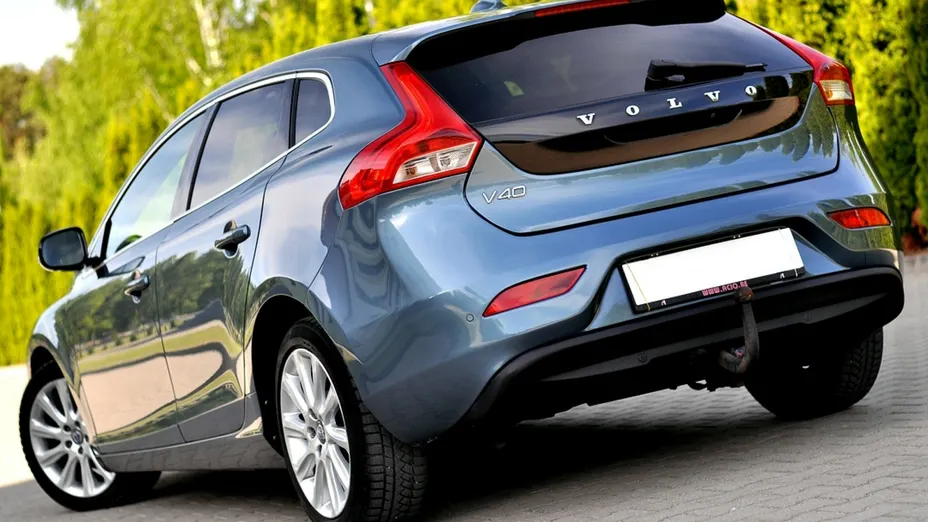 VOLVO V40 -